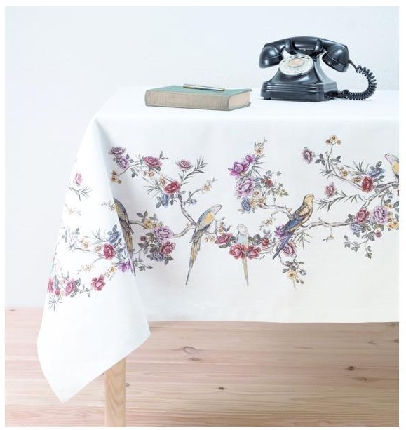 fata-de-masa-Paste-aniversare