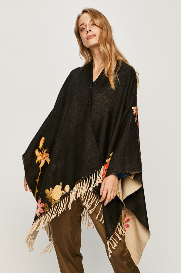 Poncho din colectia Desigual.