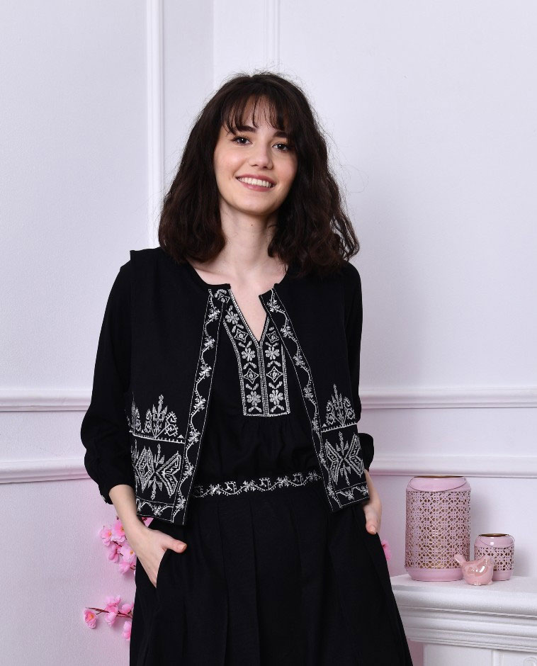 Compleu negru cu broderie&nbsp;traditionala
