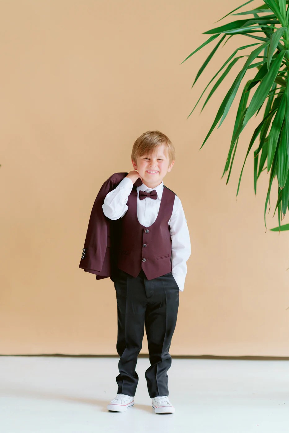 Costume elegante de ceremonie pentru băieți mici și mari – recomandări și&nbsp;inspirație